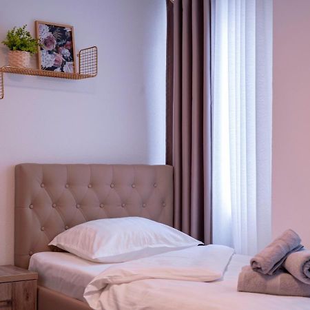 Village Bistro & Bar Fremdenzimmer Dettingen an der Erms Eksteriør billede