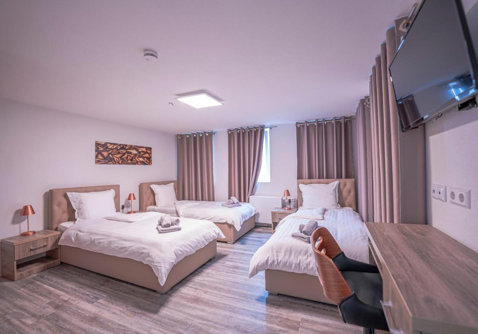 Village Bistro & Bar Fremdenzimmer Dettingen an der Erms Eksteriør billede