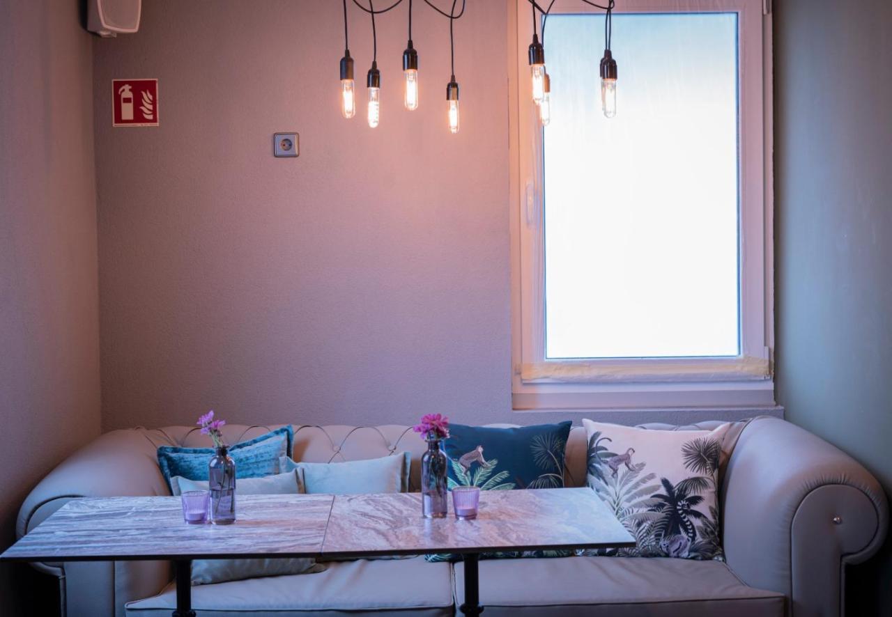 Village Bistro & Bar Fremdenzimmer Dettingen an der Erms Eksteriør billede