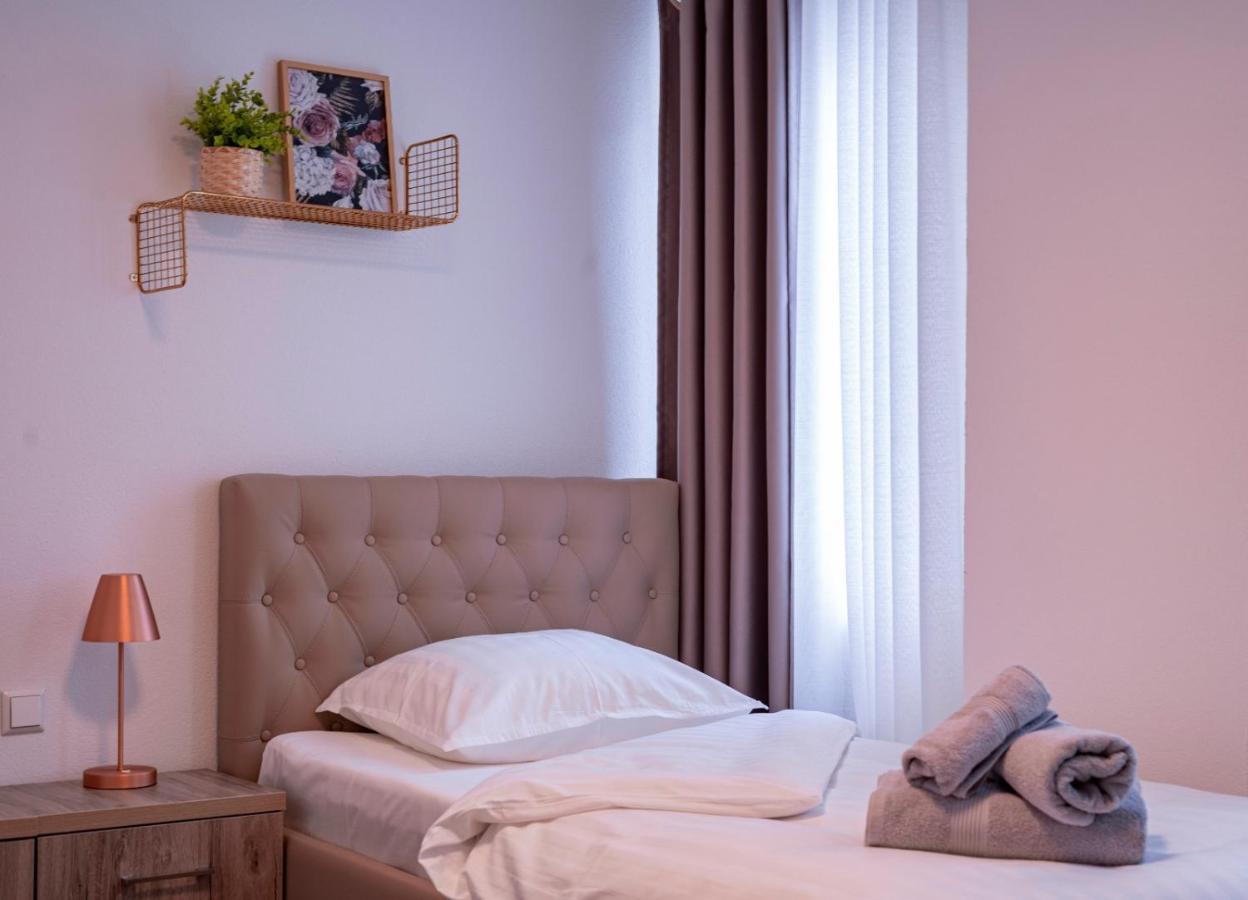 Village Bistro & Bar Fremdenzimmer Dettingen an der Erms Eksteriør billede