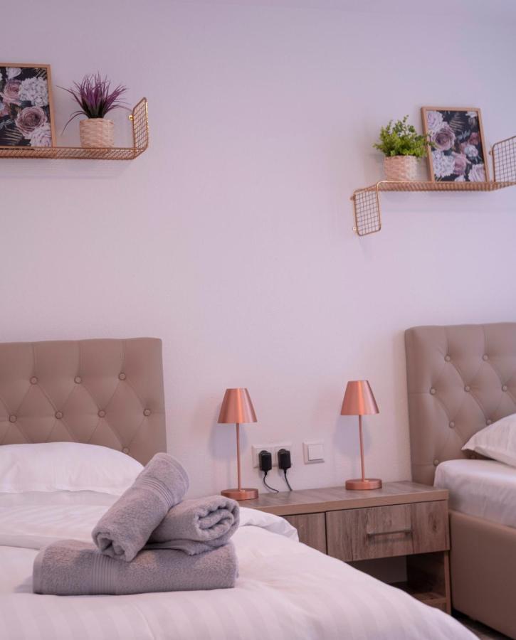 Village Bistro & Bar Fremdenzimmer Dettingen an der Erms Eksteriør billede