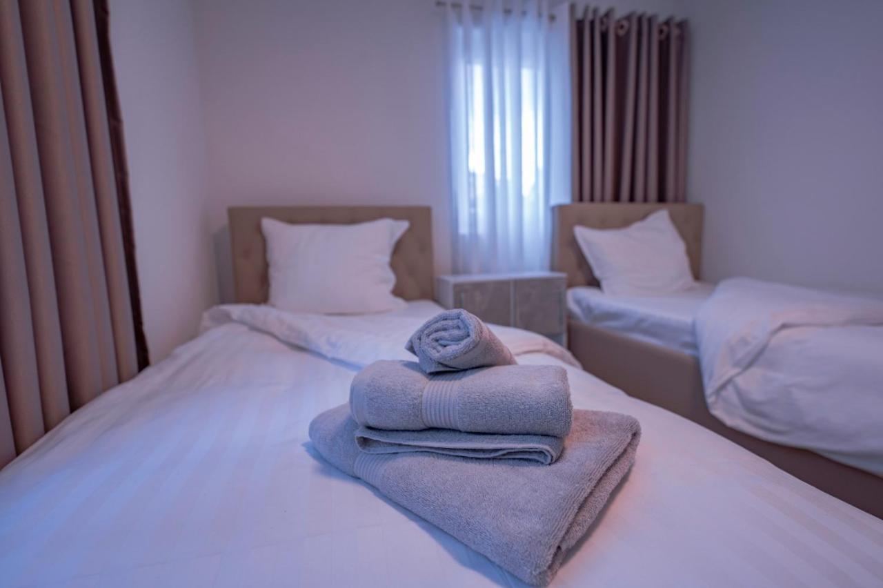 Village Bistro & Bar Fremdenzimmer Dettingen an der Erms Eksteriør billede