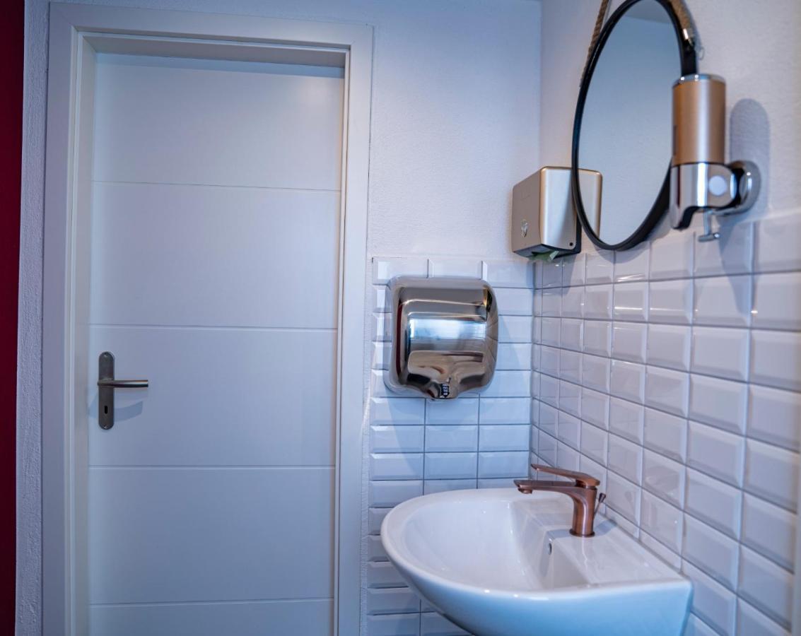 Village Bistro & Bar Fremdenzimmer Dettingen an der Erms Eksteriør billede